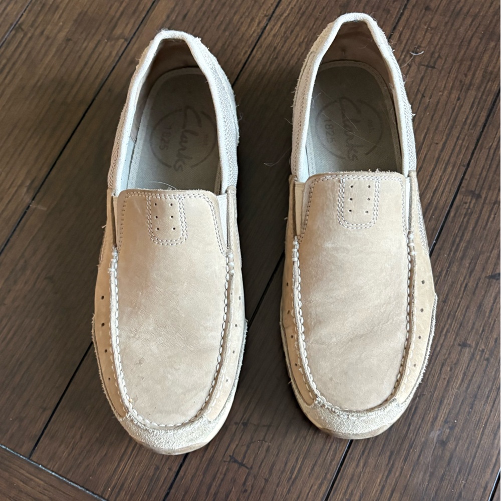Clark's mens 9 suede tan loafers tan mesh slip on. Sturdy excellent condition.
